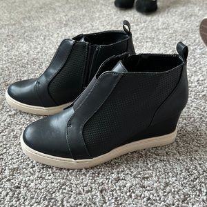 Heeled black sneakers